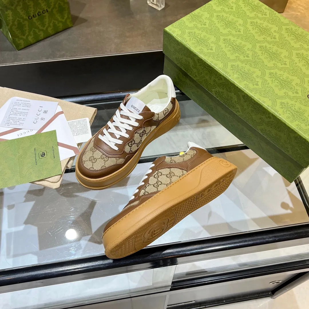 👟👟Ex-factory price 480👟👟 Women's clothing Gucci - the new Chunky B series lightweight soft thick sole sports series! G's couple's white shoes, Gucci counter style, Gucci catwalk style! The style design is light, luxurious and retro...thick sole increases height...similar to an upgraded version of classic white shoes! Original customized cowhide fabric (classic old floral fabric, perforation, embossing process), cowhide lining, original foam lightweight outsole, GG Logo on the heel, 4cm thick sole, classic Gucci webbing... Women's 35-40/Men's 38-44 (full size)